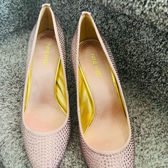 NINE WEST RHINESTONES EMBELLISHED  SHOES; LIKE NEW! Size: 7M COLOR; ROSE GOLD - Picture 5 of 6